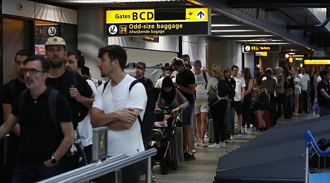 Amsterdam havalimanında personel eksikliği ve aşırı yoğunluk krizi sürüyor