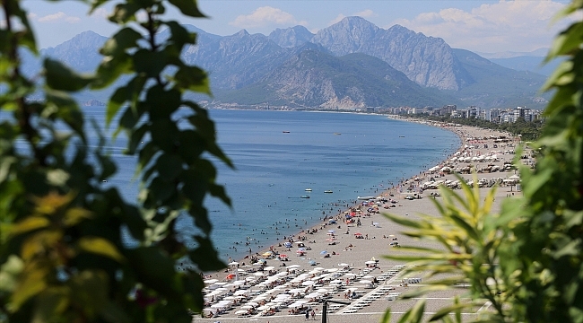 Dört mevsim turist çeken Antalya konuklarına eşsiz güzellikler sunuyor 