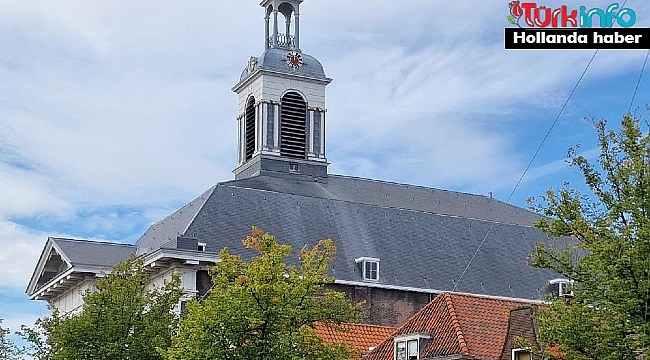 Leeuwarden merkezindeki kilisenin çatısında ceset bulundu