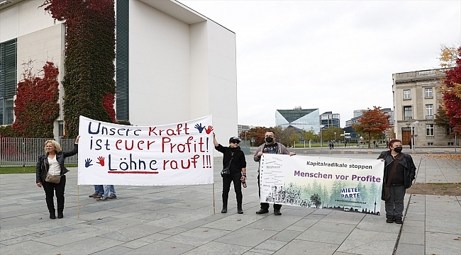 Almanya'da artan fiyatlar Başbakanlık Binası önünde protesto edildi