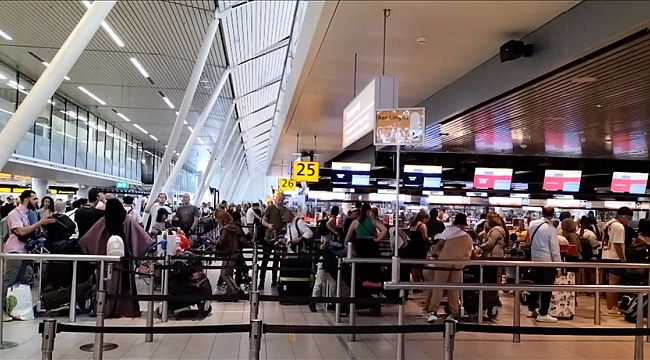 Amsterdam Schiphol Havalimanı'nda yetersiz personel nedeniyle yoğunluk ve düzensizlik sürüyor