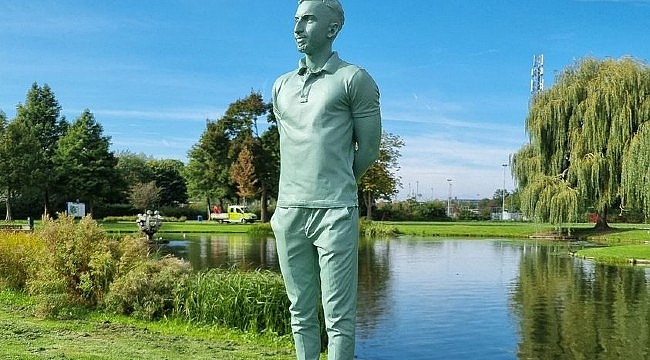 Hollanda Başarılı Türk gencinin heykelini dikti