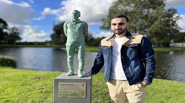 Hollanda'da "Genç Etki Ödülleri" için aday gösterilen Türk öğrencinin heykeli dikildi