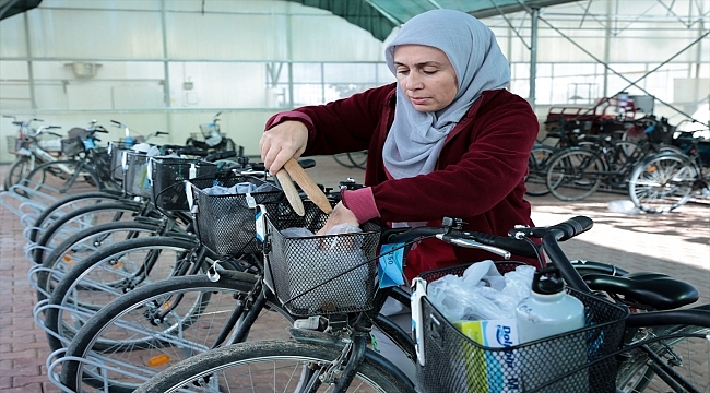Antalya'da Hollandalı şirketin serasında çalışan kadınlar ulaşımı bisikletle sağlıyor