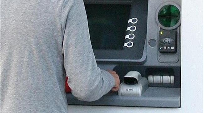 ATM'de yüklü miktarda para bulan adam parayı polise teslim etti