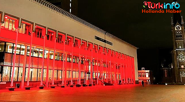 Hollanda'da beledilerden Türkiye'ye destek devam ediyor, Schiedam Belediye binası kırmızı beyaz