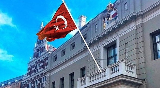 Hollanda'da belediye binalarına Türkiye'ye destek için Türk bayrakları asılmaya devam ediyor