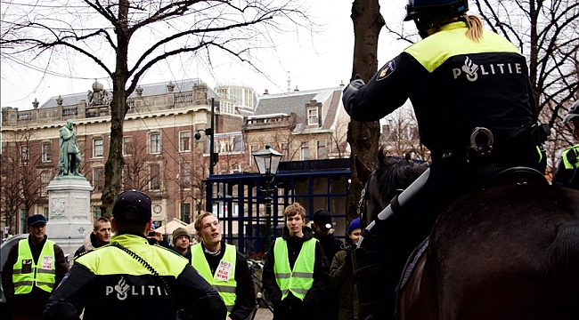 Hollanda'da "polis memurlarının başörtüsü takabilmesinin mümkün hale getirilmesi" önerisi