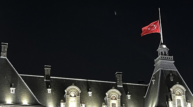 Hollanda'da belediye binasına, Türkiye'ye destek için Türk bayrağı asıldı
