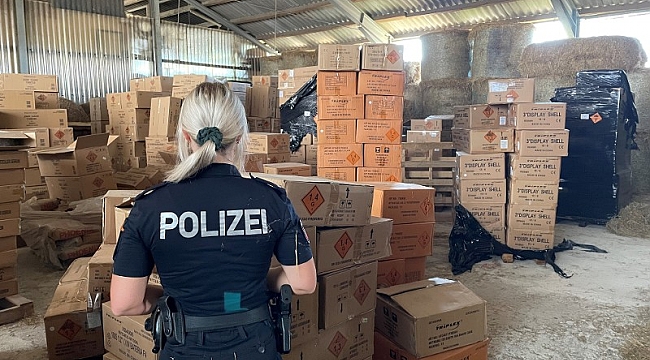 Politie vindt 350.000 kilo zwaar illegaal vuurwerk over grens bij Enschede