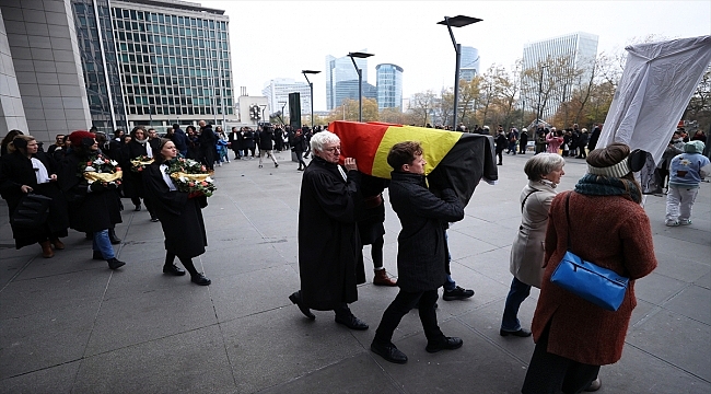 Belçika'da avukatlardan mültecileri sokağa terk ederek "hukuku öldüren" devlete "cenaze töreni"