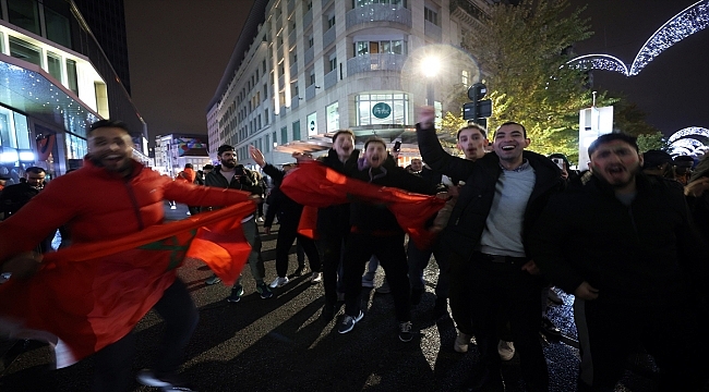 Brüksel'de Faslılar, milli takımlarının Dünya Kupası'nda çeyrek finale çıkmasını kutluyor
