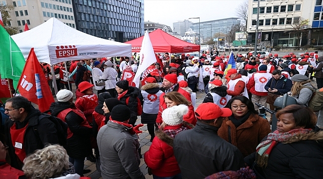 Brüksel'de toplanan Avrupalı sağlık çalışanları eylem yaptı