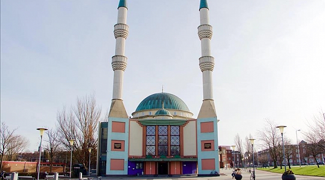 Hollanda’da Yüzlerce cami hafta sonu okullarının denetimi kararından dolayı bakana suç duyurusunda bulundu