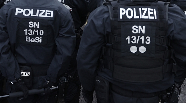Almanya'da Müslüman aile sokakta ırkçı grubun saldırısına uğradı