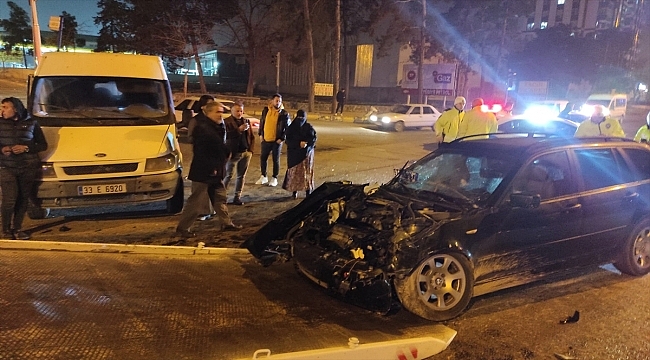Şanlıurfa'da minibüs ile gurbteçi otomobilin çarpıştığı kazada 7 kişi yaralandı