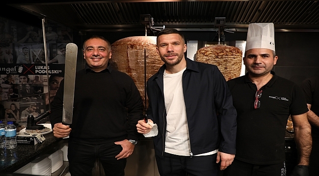 Ünlü futbolcu Lukas Podolski ile Türk ortağı Mangal Döner'in 22'nci şubesini açtı