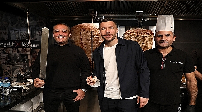 Voetballer Lukas Podolski opent 22e vestiging Dönerzaak