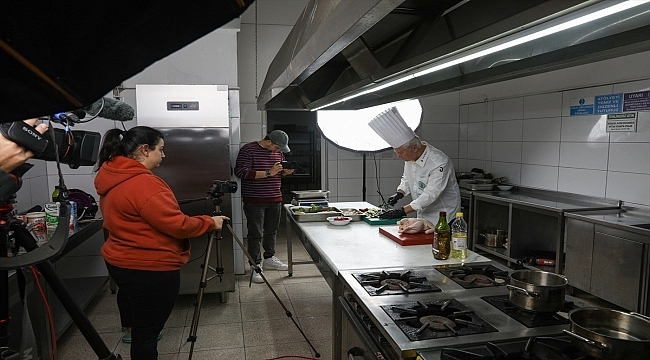 Gastronomi öğrencileri ve Alman şef işitme engellilere aşçılık eğitimi için mutfağa girdi