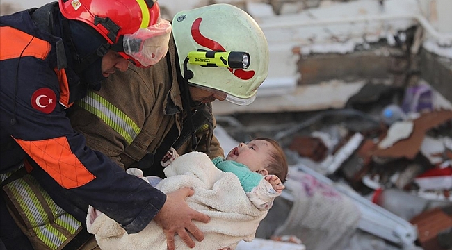 Hatay'da anne ve bebeği depremden 29 saat sonra enkazdan sağ çıkarıldı