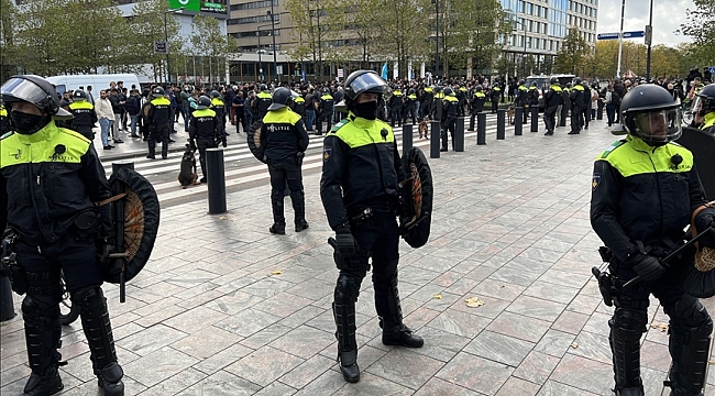 Hollanda'da ırkçı PEGIDA hareketi lideri Wagensveld yine Kur'an-ı Kerim yırttı