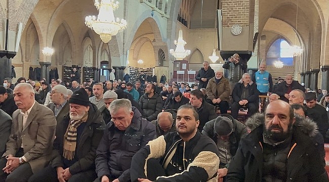 Hollanda'da tüm camilerde, "asrın felaketinde" hayatını kaybedenler için gıyabi cenaze namazı kılındı