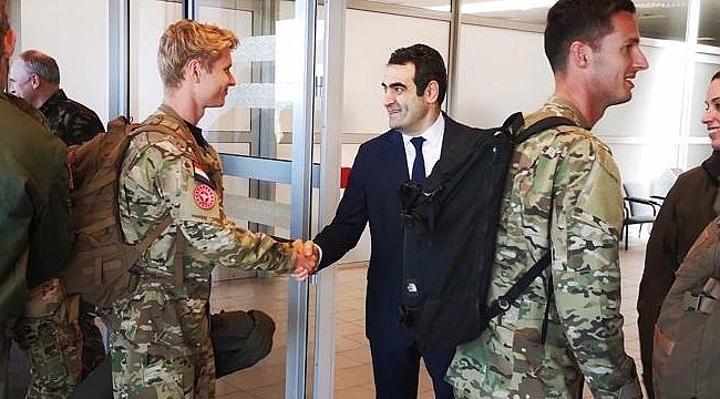Hollanda Savunma Bakanlığı'na personele askeri havaalanında karşılama