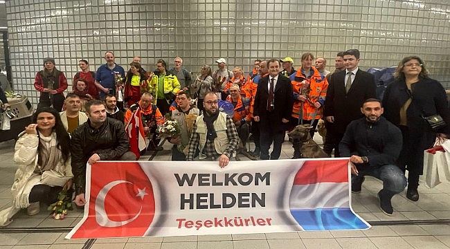 Hollandalı arama kurtarma ekibi vatandaşlarımız tarafından çicekler ile karşılandı 