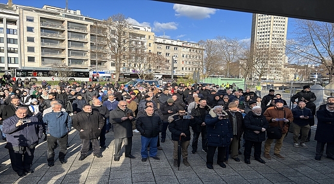 Köln'de Türk ve Almanlar Türkiye'deki deprem mağdurları için bir araya geldi