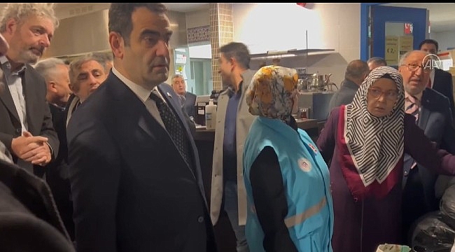 Lahey Büyükelçisi Ünal, depremzedeler için yardım toplayan Hollanda'daki Türklerle bir araya geldi