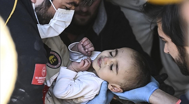 Op het 133ste uur van de aardbeving in Antakya werd een baby uit het puin gered
