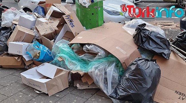 Rotterdam'da Altı Günlük çöp grevi nedeniyle çöp yığınları oluştu