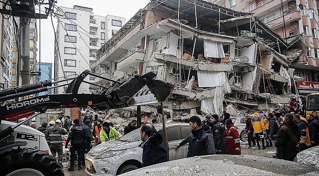 Turkije getroffen door een zware aarbeving: 912 doden en 5385 gewonden