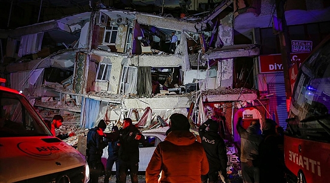Türkiye deprem ile sarsıldı: 7,4 büyüklüğünde deprem 10 ili vurdu