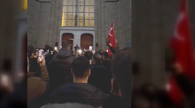 Türkiye'de depremlerde hayatını kaybedenler için Hollanda'da kilise önünde sela okundu