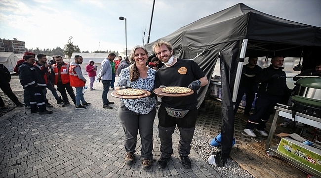 Yurt dışından Hatay'a gelen gönüllüler pizza yapıp depremzedelere dağıtıyor