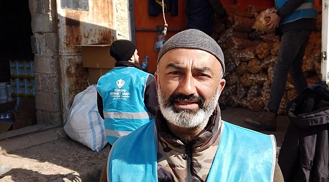 Akrabalarını ziyarete geldiği Hatay'da depreme yakalanan gurbetçi, bölgede gönüllü olarak çalışıyor