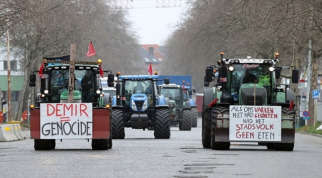 Brüksel'de çiftçiler hükümetin tarım politikalarına karşı traktörleriyle protesto düzenledi