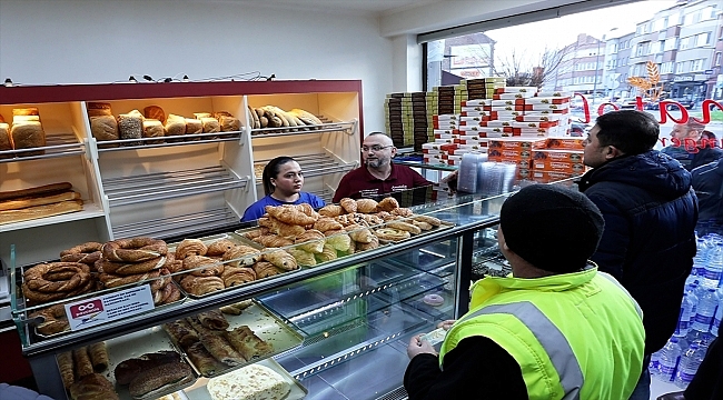 Brüksel'deki fırının Türk işletmecileri ramazanın ilk günündeki gelirlerini depremzedelere bağışladı