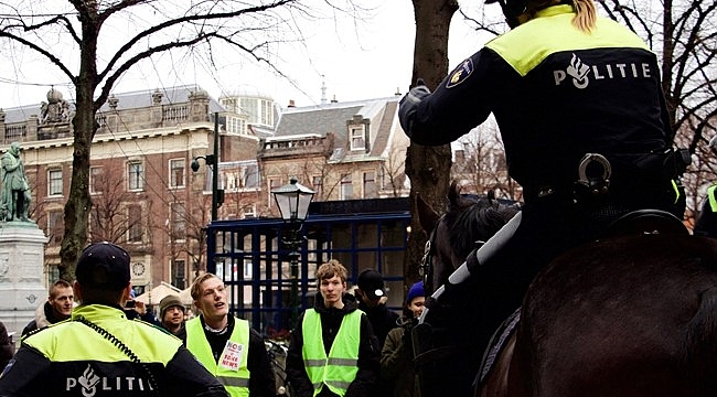 Hollanda'da altı polis memuru, ırkçı ve nefret söylemleri nedeniyle görevden alındı