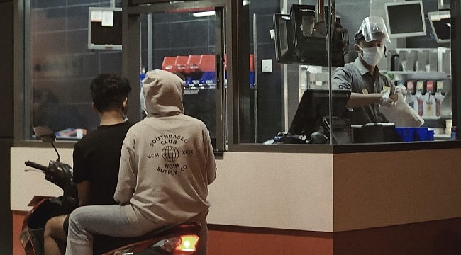 Hollanda'da bir ilk, Arabaya Servis "Drive Thru" esrar satışı