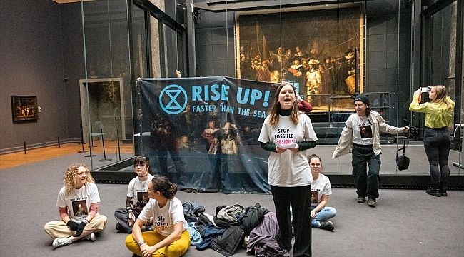 Hollanda'da çevreci aktivistlerden Amsterdam Rijks Müzesi'nde "fosil yakıt" eylemi