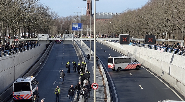 Hollanda'da polis yolu kapatan çevrecilere tazyikli su ile müdahale etti