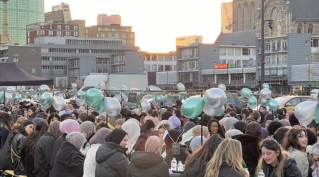 Hollanda'da 800 üniversiteli genç, sokak iftarında buluştu