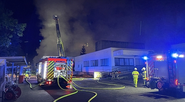 Almanya'da iş yerlerinin bulunduğu komplekste çıkan yangın hasara yol açtı
