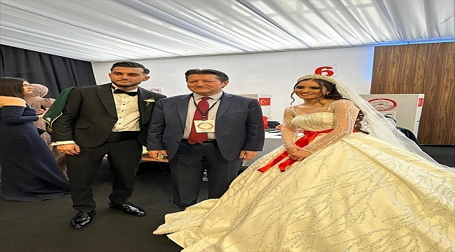 Avrupa'da Cumhurbaşkanı Seçimi'ne gelinlikle gelen de, ilk kez oy verdiği için alkışlanan da var