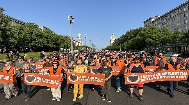 Berlin'de çevreci grup "Son Kuşak"a destek için yürüyüş düzenlendi
