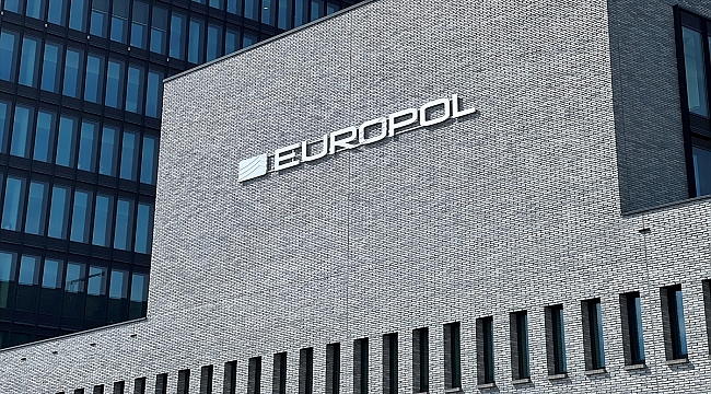 Europol'ün uyuşturucu ve silah kaçakçılığı yapan şebekeye operasyonunda 37 kişi yakalandı