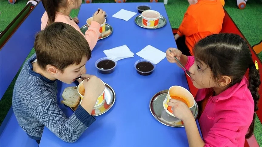 Hollanda'da Altı Okuldan Biri Öğrencilerine Ücretsiz Yemek İmkanı Sunuyor
