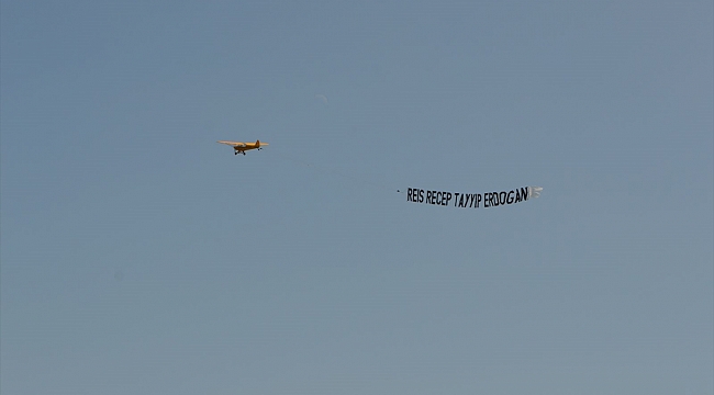 Hollanda'da gençlerin kiraladığı uçak "Reis Recep Tayyip Erdoğan" yazılı pankartla uçtu